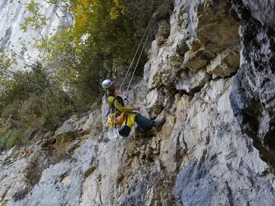 Descente depuis une niche rocheuse