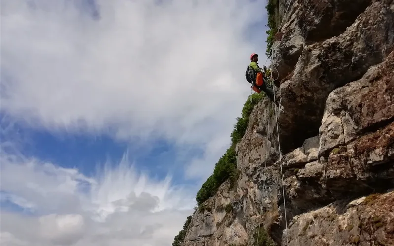 Descente en rappel pour un inventaire en falaise